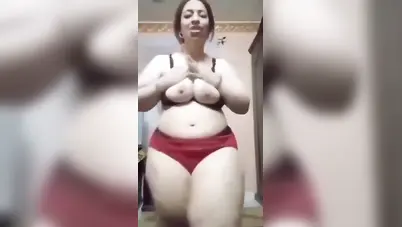 مطلقة هايجة عمالة ترقص وتقفش في بزازها سكس نودز مصري