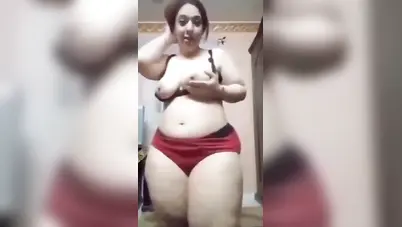 مطلقة هايجة عمالة ترقص وتقفش في بزازها سكس نودز مصري