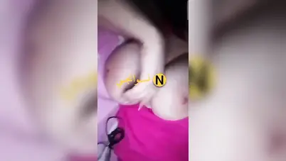 بنت هايجة اوي تحك كسها في المخدة وتصور لعشيقها سكس نودز مصري