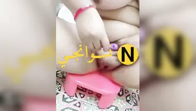 فلاحة مربربة هايجة اوي تلعب في كسها بالفرشة سكس نودز مصري