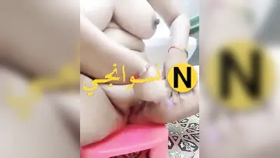 فلاحة مربربة هايجة اوي تلعب في كسها بالفرشة سكس نودز مصري