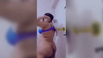 اندر ايدج كيرفي تعرض جسمها في الحمام سكس نودز مصري