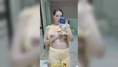 بنت لبوة تصور لصاحبها جسمها اللبن وبزازها المنفوخة سكس نودز مصري