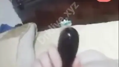 بنت لبوة تمص بتنجانة وتلعب بيها على كسها سكس نودز مصري