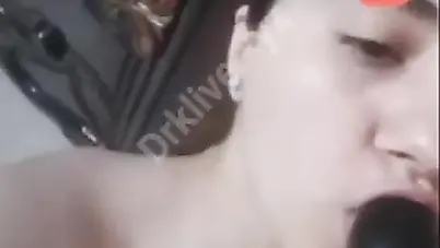 بنت لبوة تمص بتنجانة وتلعب بيها على كسها سكس نودز مصري