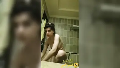 اندر ايدج جميلة اوي تلعب في كسها في الحمام سكس نودز مصري