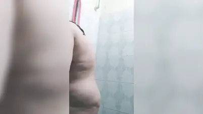 ميلفاية جسمها نار هايجة اوي تلعب في كسها في الحمام سكس نودز مصري