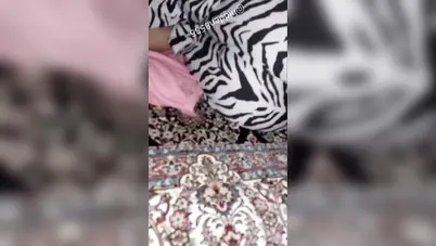 ديوث يتجسس على اخته وهي نايمة ويحسس على طيزها سكس مصري