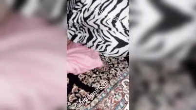 ديوث يتجسس على اخته وهي نايمة ويحسس على طيزها سكس مصري