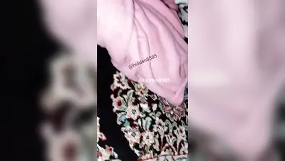 ديوث يتجسس على اخته وهي نايمة ويحسس على طيزها سكس مصري