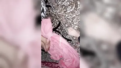 ديوث يتجسس على اخته وهي نايمة ويحسس على طيزها سكس مصري