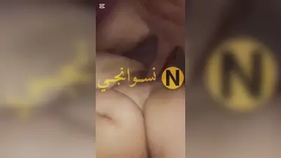 الديوث جايب صاحبه يفشخ مراته المربربة وهو يفتح رجليها الجزء الاول سكس مصري