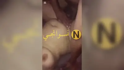 الديوث جايب صاحبه يفشخ مراته المربربة وهو يفتح رجليها الجزء الاول سكس مصري