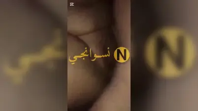 الديوث جايب صاحبه يفشخ مراته المربربة وهو يفتح رجليها الجزء الاول سكس مصري