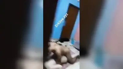 شاب زانق مزة هايجة يفشخها نيك وصاحبه يصور سكس مصري