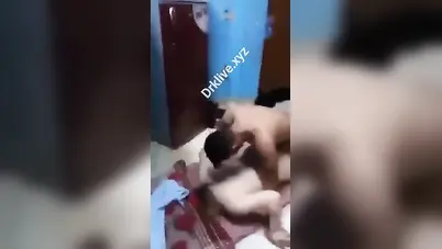 شاب زانق مزة هايجة يفشخها نيك وصاحبه يصور سكس مصري