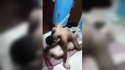 شاب زانق مزة هايجة يفشخها نيك وصاحبه يصور سكس مصري
