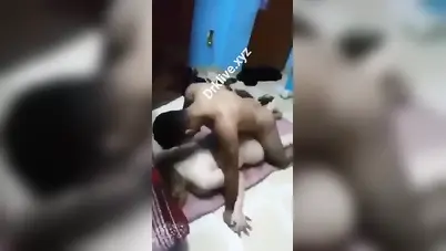 شاب زانق مزة هايجة يفشخها نيك وصاحبه يصور سكس مصري