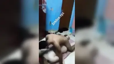 شاب زانق مزة هايجة يفشخها نيك وصاحبه يصور سكس مصري