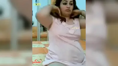 شرموطة خاينة تتناك من عشيقها اللي شغال عند جوزها سكس مصري xnxx