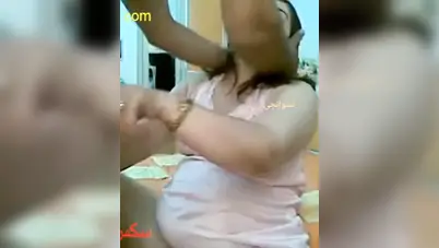 شرموطة خاينة تتناك من عشيقها اللي شغال عند جوزها سكس مصري xnxx
