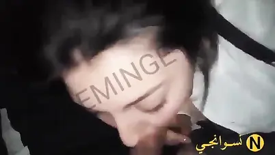 شرموطة خبرة ترضع زب صاحبها في العربية سكس مصري