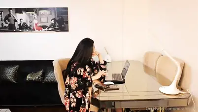 ميرا النوري تتفرج على سكس واخوها يدخل عليها ينيكها سكس عراقي