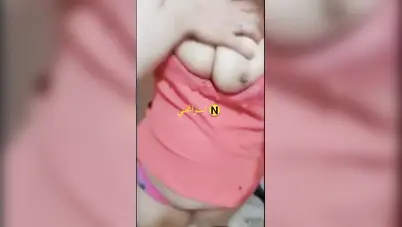 مزة مولعة تطلع بزازها من قميص النوم وتلعب فيهم سكس نودز مصري