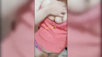 مزة مولعة تطلع بزازها من قميص النوم وتلعب فيهم سكس نودز مصري