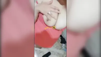 مزة مولعة تطلع بزازها من قميص النوم وتلعب فيهم سكس نودز مصري