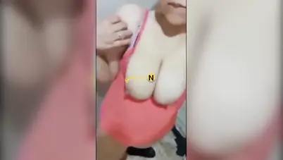 مزة مولعة تطلع بزازها من قميص النوم وتلعب فيهم سكس نودز مصري