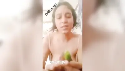 فلاحة هايجة اوي تلعب في بزازها وكسها سكس نودز مصري