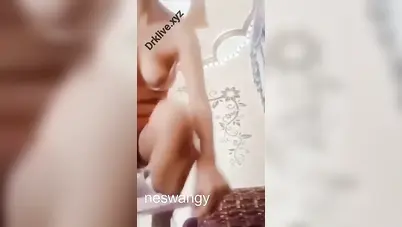 فلاحة هايجة اوي تلعب في بزازها وكسها سكس نودز مصري