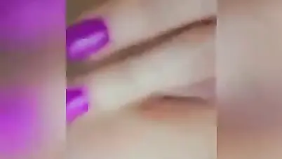 كتكوتة اندر ايدج تلعب في كسها النونو وتفرج صاحبها سكس نودز مصري