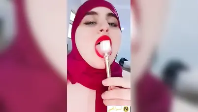 شرموطة محجبة خبرة تلعب في بزازها الفاجرة وتتشرمط سكس نودز مصري