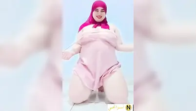 شرموطة محجبة خبرة تلعب في بزازها الفاجرة وتتشرمط سكس نودز مصري