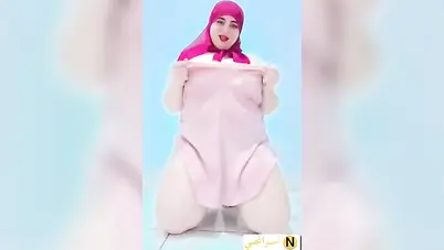 شرموطة محجبة خبرة تلعب في بزازها الفاجرة وتتشرمط سكس نودز مصري