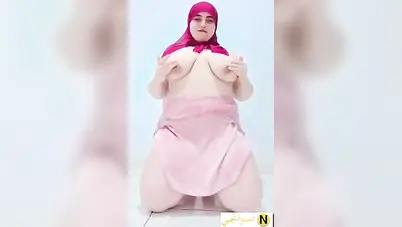 شرموطة محجبة خبرة تلعب في بزازها الفاجرة وتتشرمط سكس نودز مصري