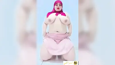 شرموطة محجبة خبرة تلعب في بزازها الفاجرة وتتشرمط سكس نودز مصري