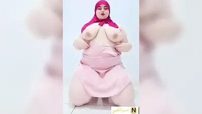 شرموطة محجبة خبرة تلعب في بزازها الفاجرة وتتشرمط سكس نودز مصري