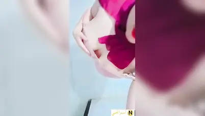 شرموطة محجبة خبرة تلعب في بزازها الفاجرة وتتشرمط سكس نودز مصري