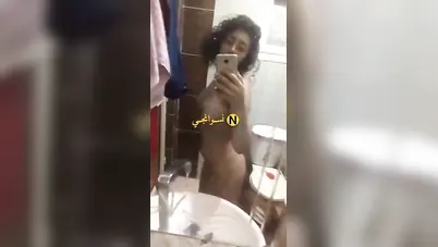 لبوة هايجة اوي تلعب في كسها قدام المرايا سكس نودز مصري