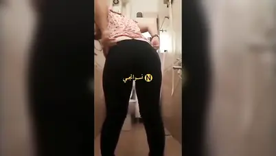 تقلع البنطلون وتعرض طيزها الكبيرة سكس نودز مصري