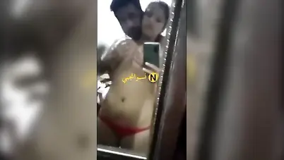شرموطة صغيرة تتصور وحبيبها بيقفشلها ويلعبلها في كسها المبلول سكس مصري