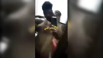 شرموطة صغيرة تتصور وحبيبها بيقفشلها ويلعبلها في كسها المبلول سكس مصري