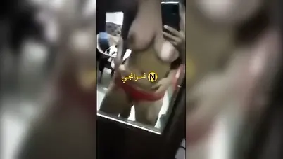 شرموطة صغيرة تتصور وحبيبها بيقفشلها ويلعبلها في كسها المبلول سكس مصري