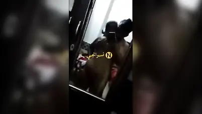 شرموطة صغيرة تتصور وحبيبها بيقفشلها ويلعبلها في كسها المبلول سكس مصري
