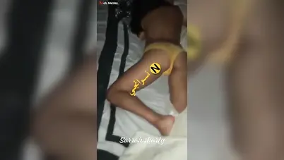 يدخل على اخته وهي نايمة ويحشر زبه في طيزها سكس مصري محارم