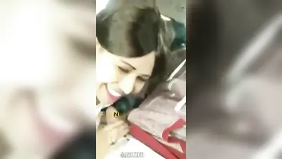 شاب غني مع الخدامة في العربية تمصله زبه سكس مصري