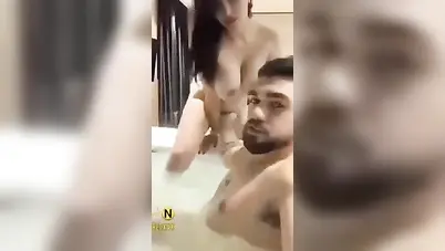تدخل الجاكوزي مع حبيبها وتركب على زبه سكس مصري